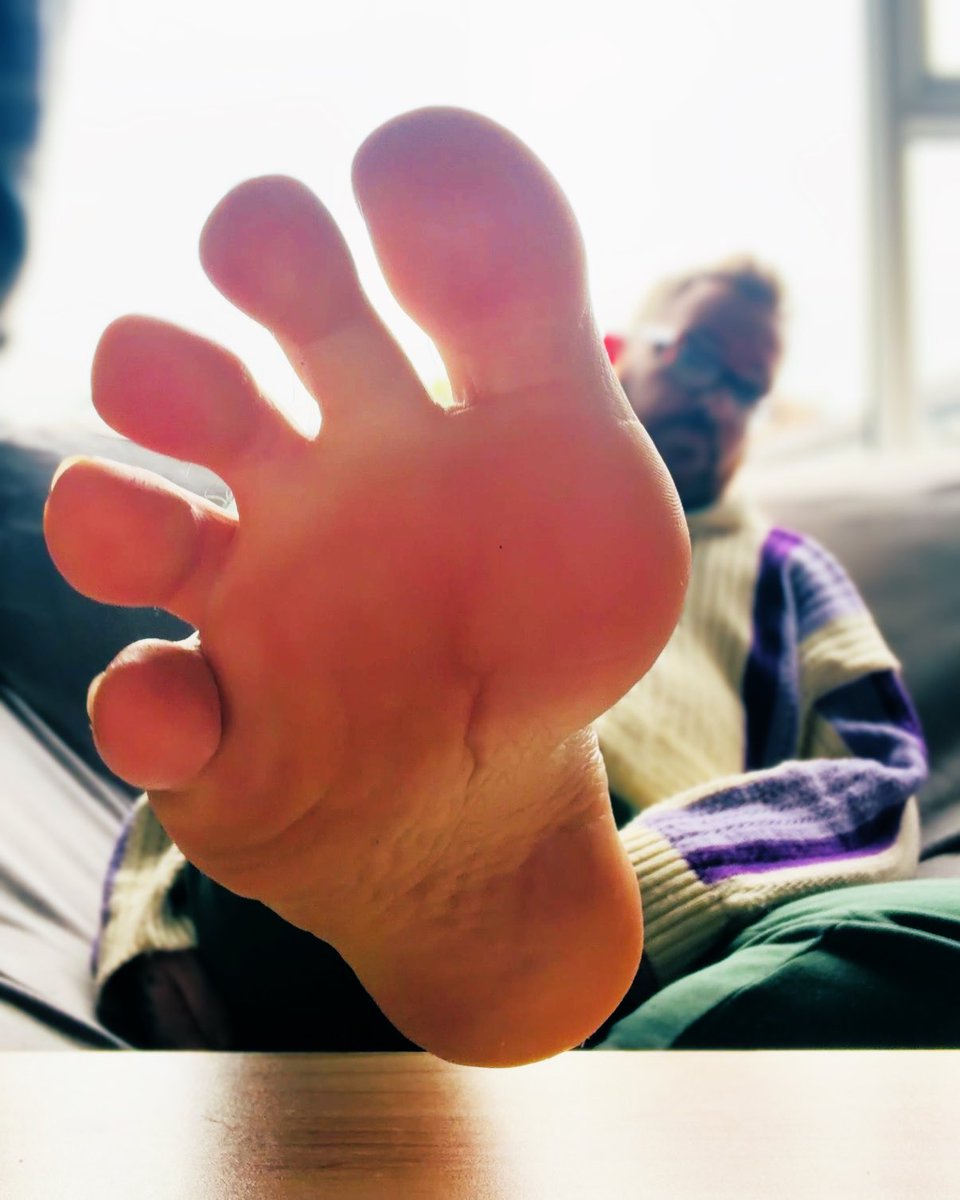 Let this silhouette linger in your mind all day.

#malefeet #malesoles #gayfeet #soles #footworship