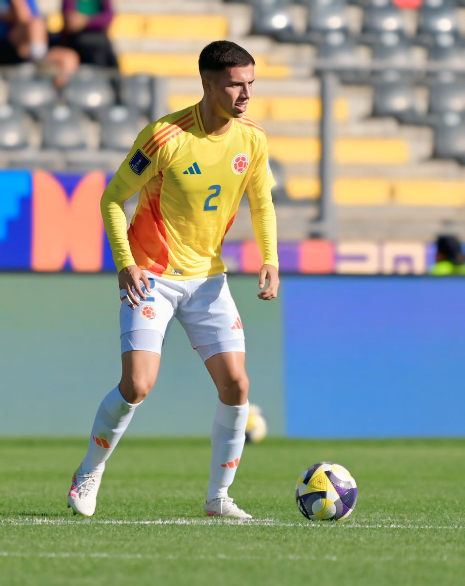 JvenesPromesas3's tweet image. El miercoles frente Argentina tenemos las bajas de Neyser Villarreal y Carlos Sarabia por acumulacion de tarjetas amarillas, vuelve Simon Garcia y creo que Emilio Aristizabal y Julian Bazan serian muy buenas opciones para iniciar 🛠️