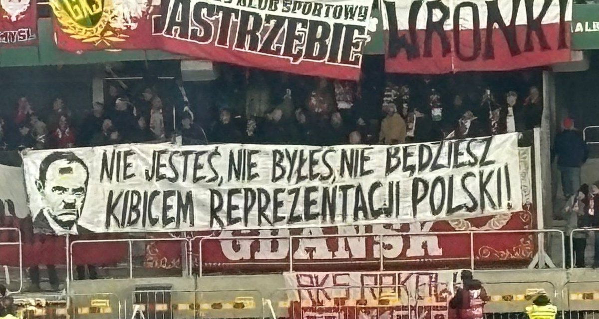 Podczas meczu Litwa - Polska w Kownie kibice wywiesili wymowny transparent: "NIE JESTEŚ, NIE BYŁEŚ, NIE BĘDZIESZ KIBICEM REPREZENTACJI POLSKI!" z wizerunkiem Donalda Tusk, który zasiadł na trybunach. Wygląda na to, że jego obecność nie zyskała uznania kibiców.