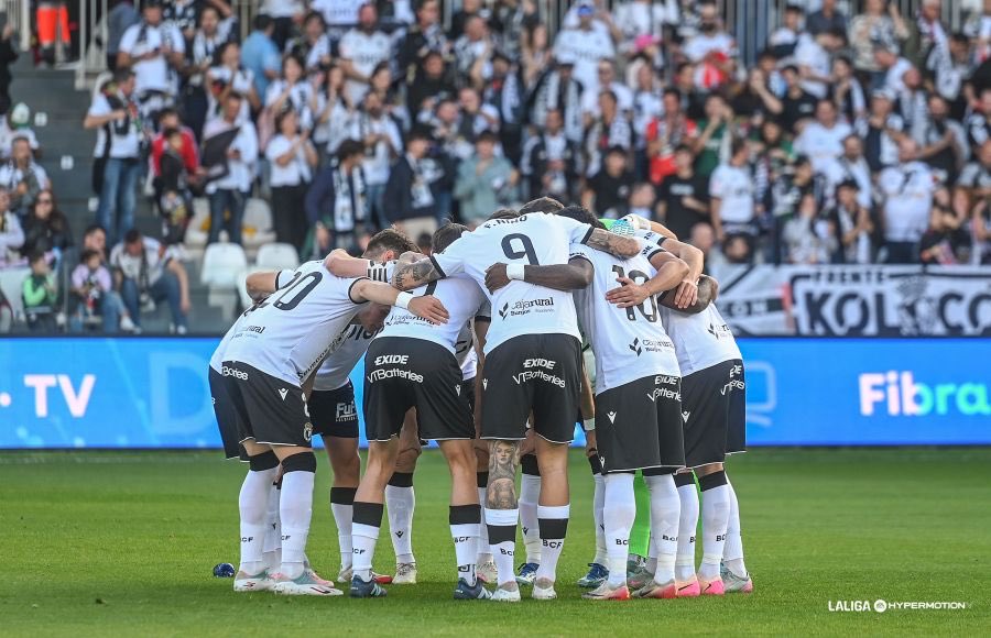 R_Morales97's tweet photo. En la 1ª mitad preguntaba a los comentaristas de COPE, qué jugadores tenía en el campo el @Burgos_CF para construir. Respuesta: Morante y David

Cambios al descanso: Morante y David Glez, entraron los Córdoba

Definitivamente Ramis renuncia a jugar la pelota. Lo mejor, la afición https://t.co/xIecO17w6B