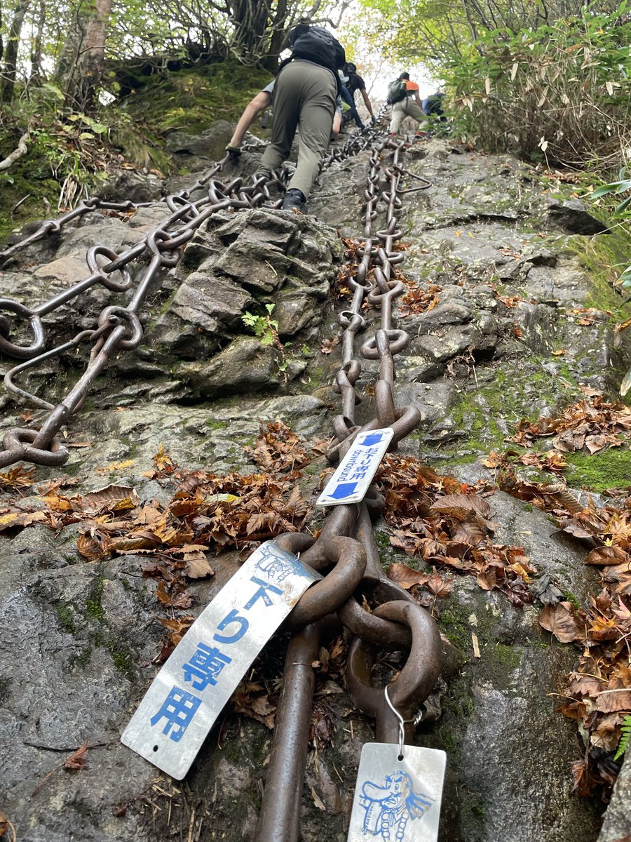 kobakin's tweet photo. 2日目は石鎚山登山
3連休中日だけあって鎖場では渋滞発生。
ロープウェイが無ければ、難関ルートにな��ているだろう。秋の紅葉が始まっています。 https://t.co/R1bjxDKGdK