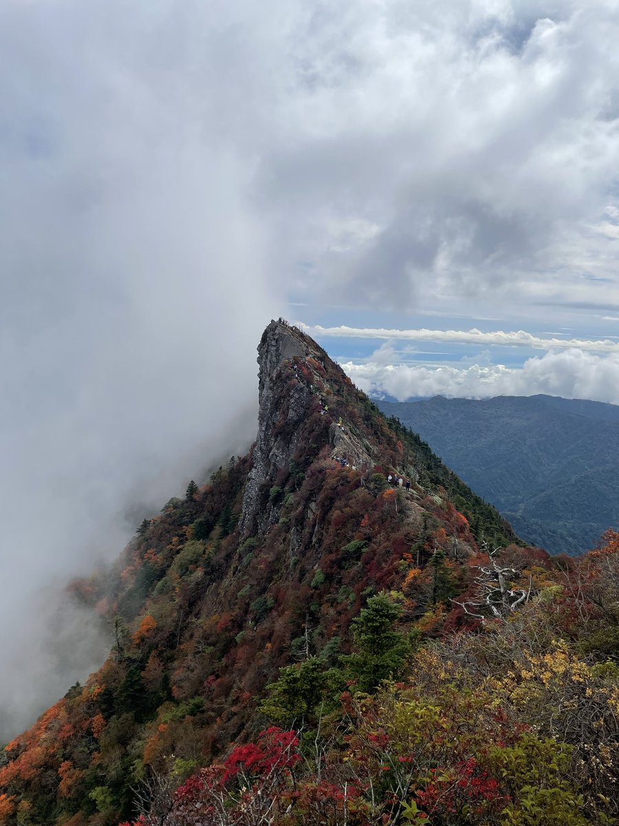 kobakin's tweet photo. 2日目は石鎚山登山
3連休中日だけあって鎖場では渋滞発生。
ロープウェイが無ければ、難関ルートにな��ているだろう。秋の紅葉が始まっています。 https://t.co/R1bjxDKGdK