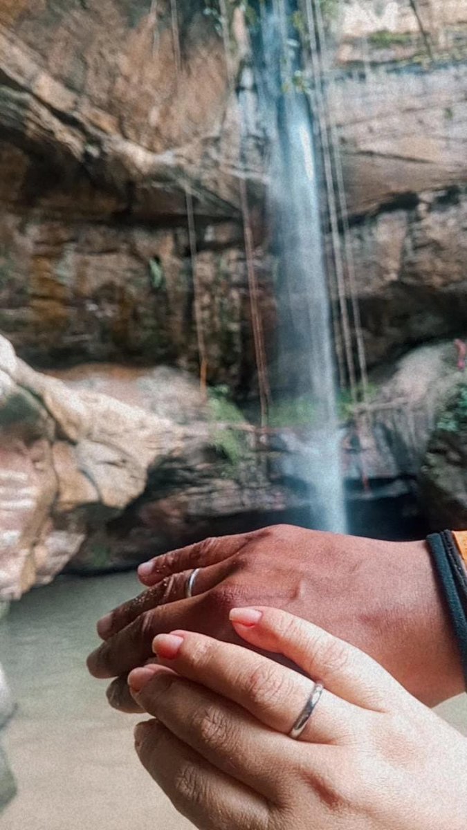 ludimalvar's tweet image. Minha mãe foi perdida em namoro em uma cachoeira chamada cachoeira do desejo, meio que ela barbarizou 😍❤️