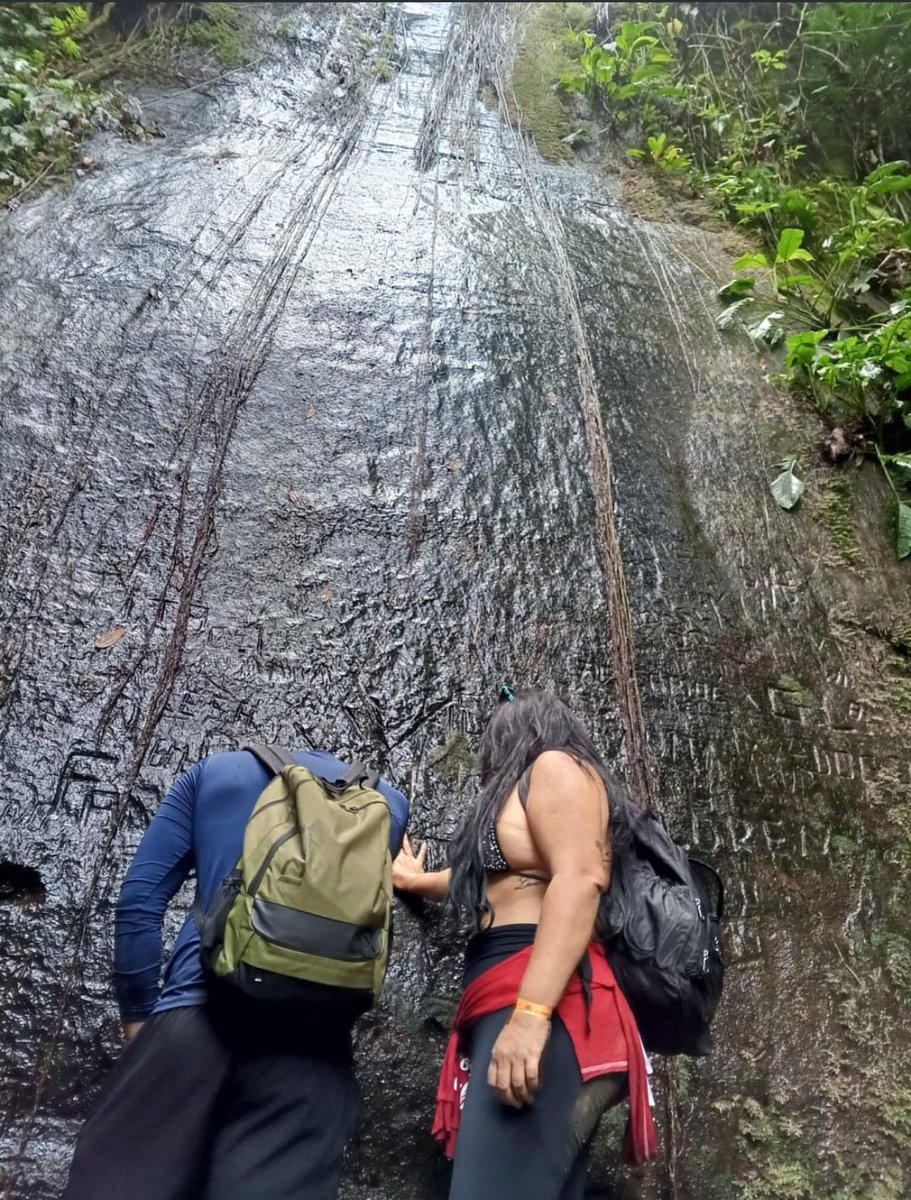 ludimalvar's tweet image. Minha mãe foi perdida em namoro em uma cachoeira chamada cachoeira do desejo, meio que ela barbarizou 😍❤️