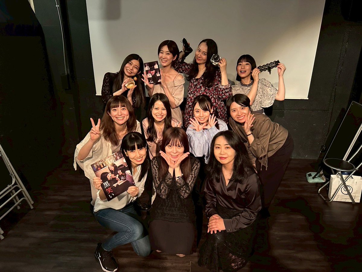 minaenomoto's tweet photo. #黑笑い ｢束の間＆おせっかい｣
全公演無事に終了いたしました🐚
エネルギー全て使い切って解散してからの記憶が…笑

夕暮小春役を演じることができ、
藤本監督@mizutoramen の元皆様とここまで駆け抜けることができ、幸せでした

今回お越しいただけなかった方も応援ありがとうございました🥰 https://t.co/aXqzQqJUu7