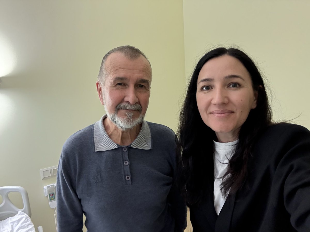 Зустрілася з Володимиром Миколаєнком — героїчним ексмером Херсона. Після 3,5 років у російському полоні він проходить реабілітацію. Під час спілкування він поділився спогадами про спротив, полон і про те, що допомогло вижити.