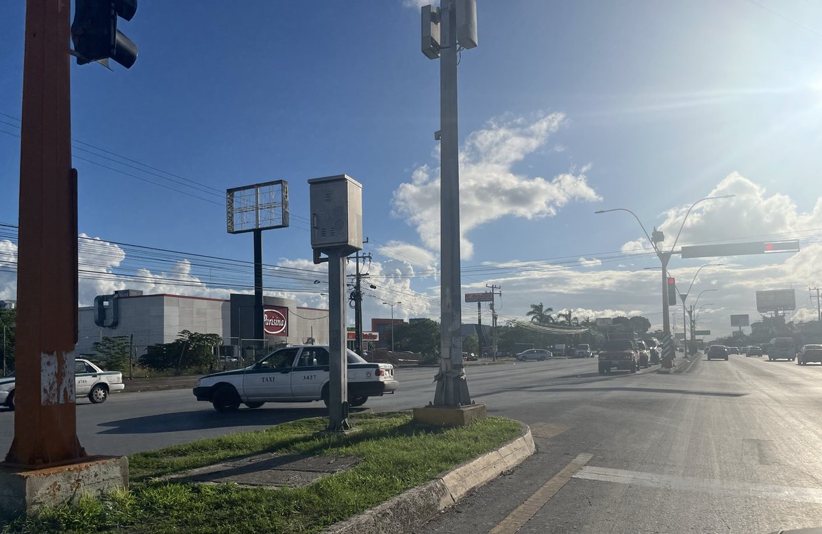 VigiaCiudadano7's tweet photo. Taxi 3427 de la flema verde @TaxiquejasC haciendo lo que mejor saben hacer, violar el RTM, ni porque está viejo el cabron, vuelta prohibida y volándose el semáforo.
@imoveqroo @TransitoBJ @AytoCancun @anapatyp https://t.co/CLWhVtKz3Z
