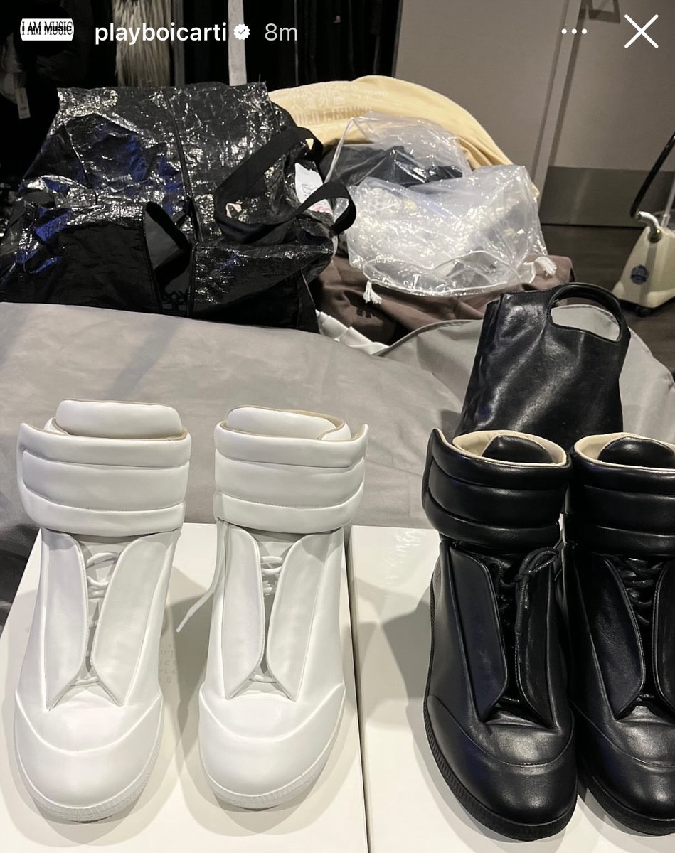 chiefdosaa_'s tweet photo. Playboi Carti showing off his new Maison Margiela Future’s 👀 https://t.co/zU5bE4jNOr
