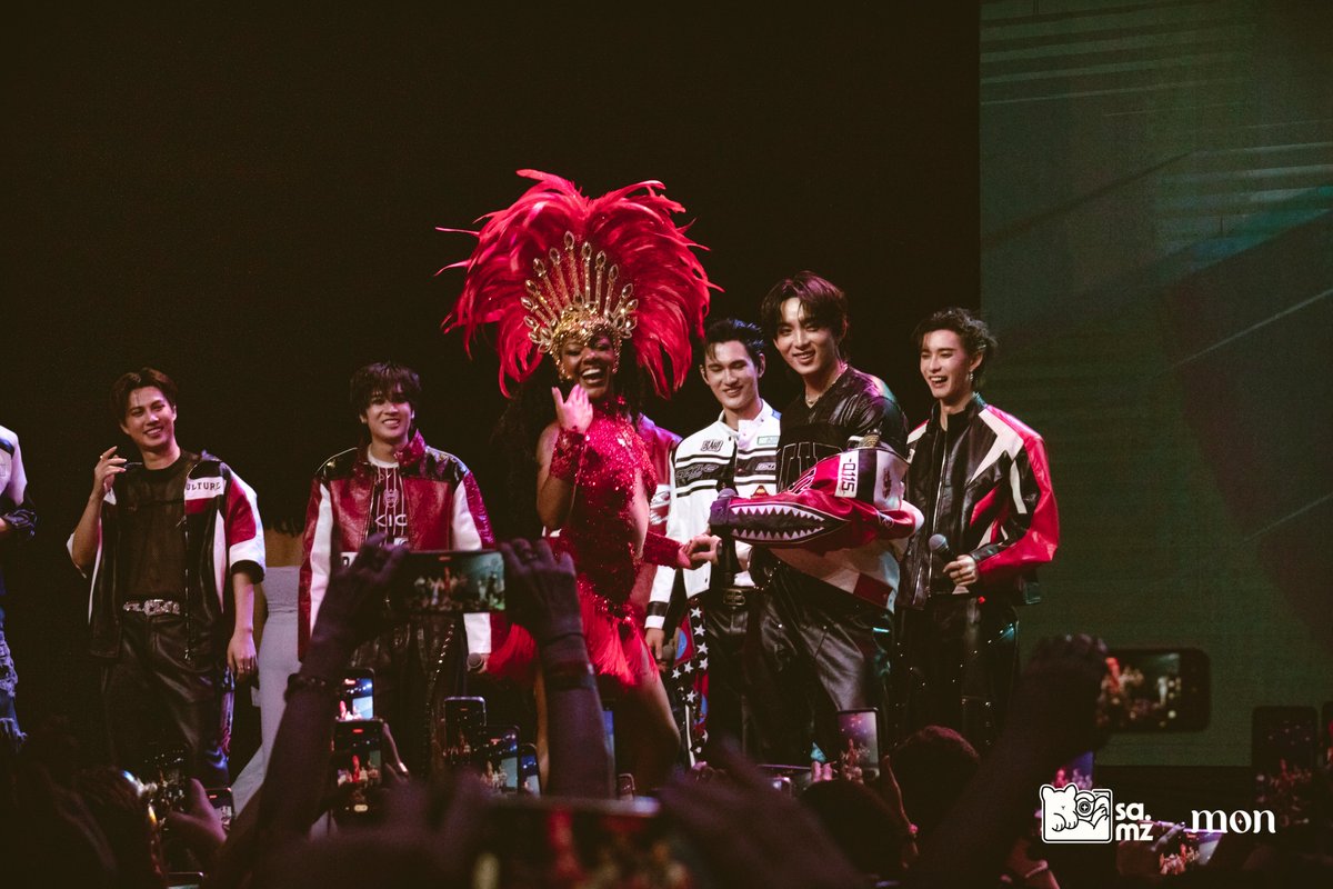 makingournuance's tweet photo. Dança da Cadeira e tivemos o prazer de cantar Parabéns em português para o Lee e o Ping! 🥳 

O toque brasileiro foi um show à parte: o ritmo contagiante da bateria de samba (com todos se arriscando no passinho! 🥁), e o nosso amado funk, que o Pavel adora! 🕺 https://t.co/KI1Zzk7G3D