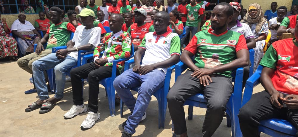 DieudonneN33068's tweet photo. Buja mukaza zone #buyenzi Q.#Ruvumera habaye ikoraniro kaminuza mumugambwe #CNDD-FDD nkuko vyari bitegekanijw #mumitumba Yose igiz igihugu cose cu @Burundi ico Gikorwa muri Q.@Ruvumera kikaba cagenze neza.Tukaba dukej inzego nshasha zizew #nabagumyabanga https://t.co/snLexG5fEC