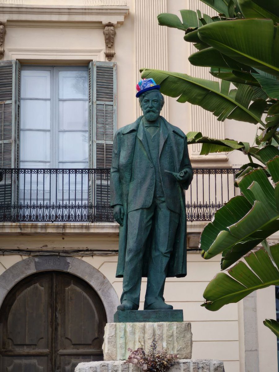Ni el bueno de Santiago se libra de la fiestuki festivalera.
#sitges #mar #mediterraneo #festivaldesitges