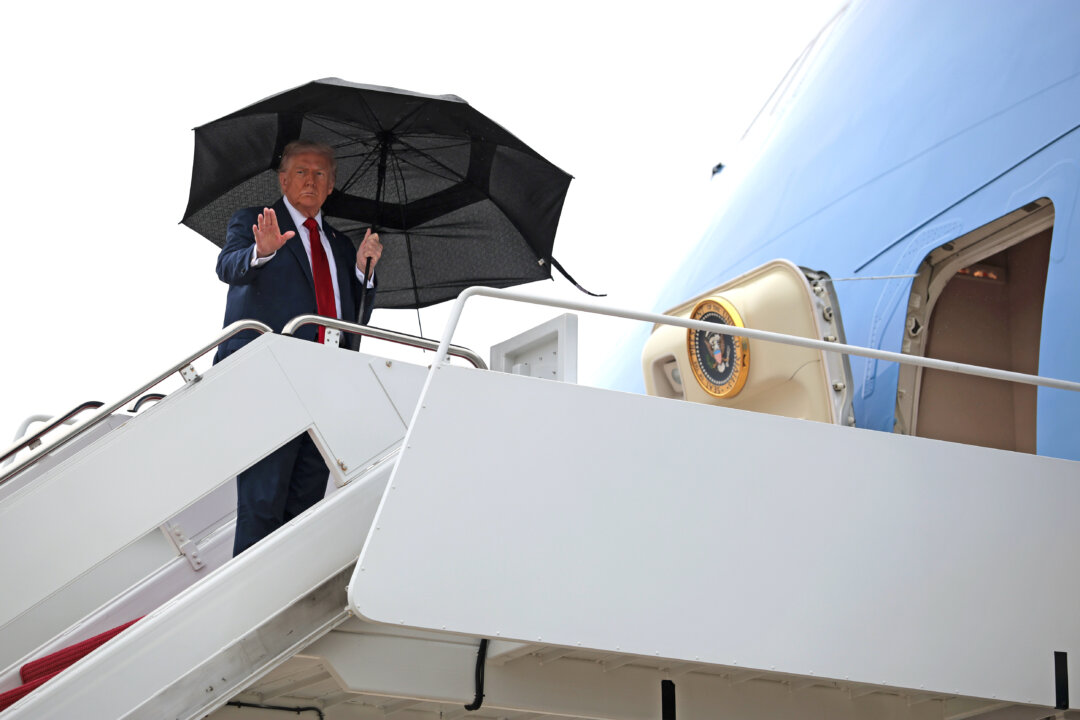 bobbyr75's tweet photo. Update: Trump Departs Washington for Middle East After Gaza Deal https://t.co/GirFhv8bb5 https://t.co/PqDMeeGnlj