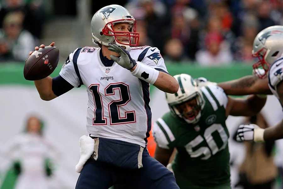 HoodedBlack's tweet photo. Last patriots QBs to throw 3 touchdowns in one half: 

2018 - Tom Brady (Week 17 vs NYJ)
2025 - Drake Maye (Week 6 vs NO)

#NEPats https://t.co/iejJFmR6ug