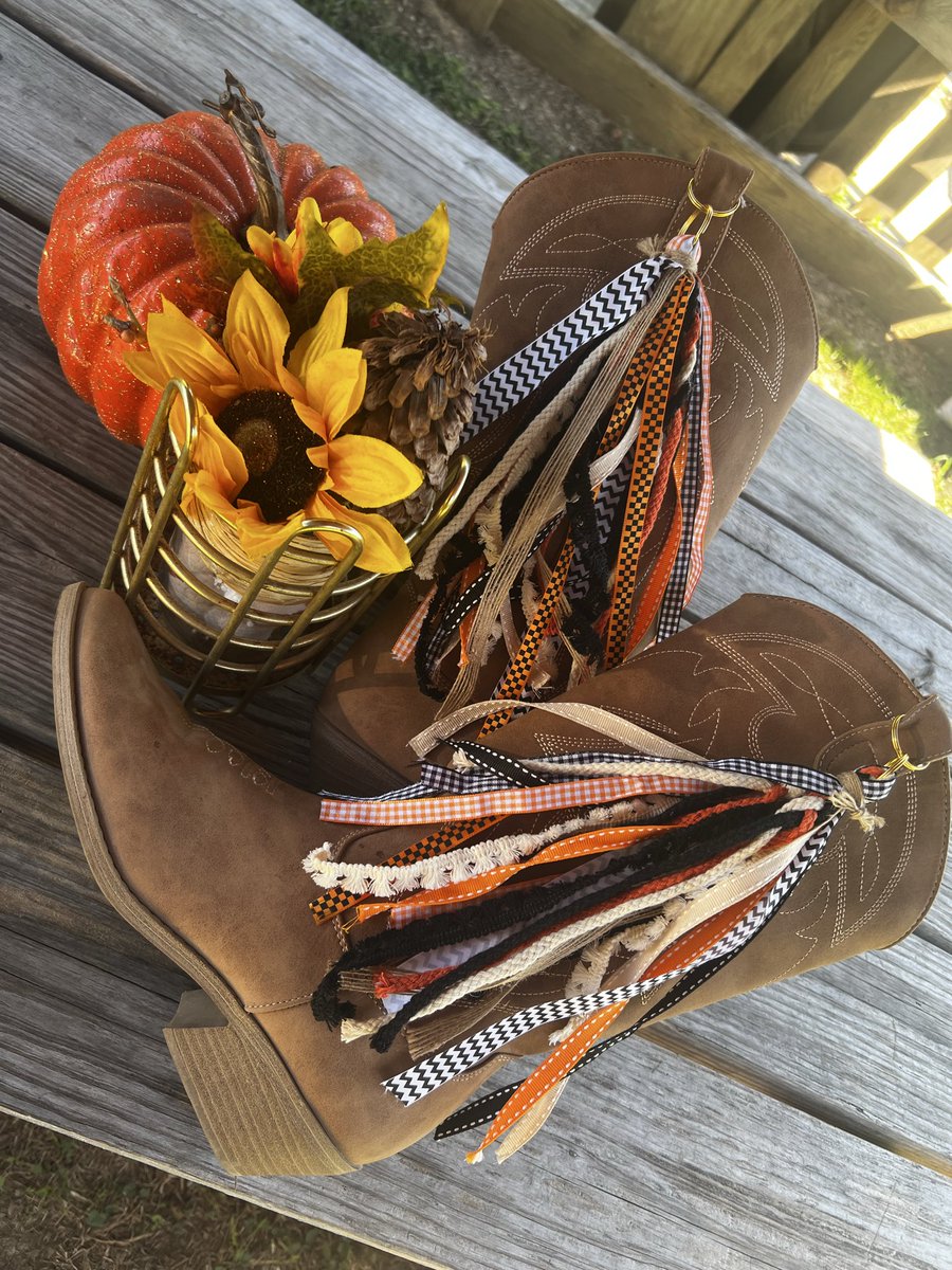 _hollieg's tweet photo. Tassels Anyone?!! #AlmostHomecoming #OrangeBlackWhite #BootsAndTassels #ItsFallYall #ItsBallSeason 🦅🧡🖤 https://t.co/Huw7o5GM3c