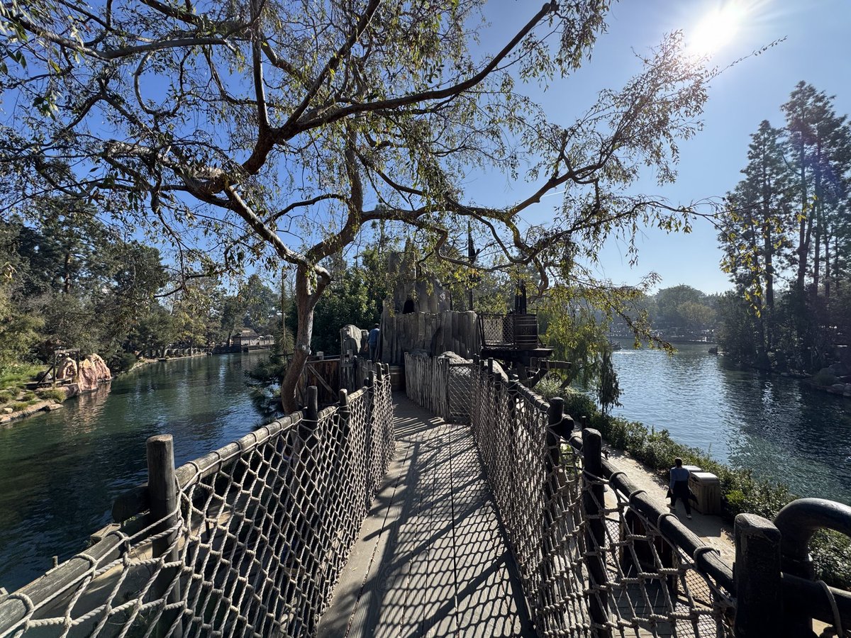mymagical_views's tweet photo. The #FirstPost on this account. A #magicalview , one that I hope will set the tone for content on this page: Disney park photography from beautiful, but often less well-known views. A reminder that there is always new magic to be found at Disney parks.
Tom Sawyer Island, DLR. https://t.co/60f0alxLa9