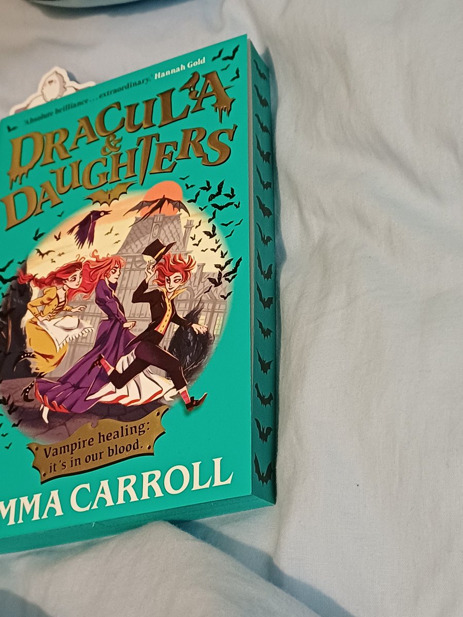 Cfpercy's tweet image. And here&apos;s Claude, my Vampire squishmallow, posing with my current read: Dracula &amp;amp; Daughters by Emma Carroll (the @Waterstones exclusive edition with these adorable bats.😊)
#amreading #spookymonth