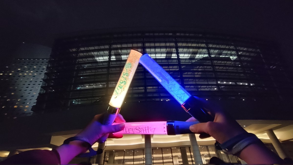 DuskSei's tweet photo. ツアー完走おめでとーーー
十周年おめでとーーー

2日間楽しかったです！
伝説の「もぐもぐタイム」を見られるなんて、
この幸せが夢なのでしょうか

もちょさんと同じく、
普段はチーズ味ばっかりだけど、
久ぶりにレギュラーも食べました！
（ウソだ　本当は爽やかレモン味が一番好き） https://t.co/m5ZeGk5sSU