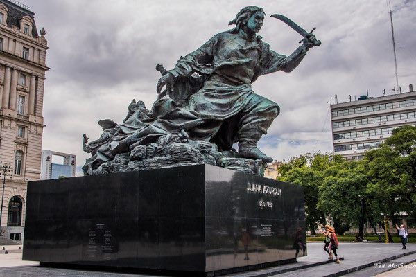 Pero mira el aura que tiene la de la Generala Juana Azurduy. Argentina y parte fundamental del nacimiento de nuestra patria.