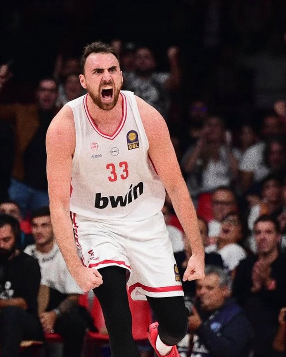 Ήθελαν street basket. Είπαμε οκ. Δώσαμε ραντεβού στην αλάνα… και απόψε δείξαμε ξανά ποιος κάνει κουμάντο. Με κάθε τρόπο. 🔥💪 

#olympiacosbc