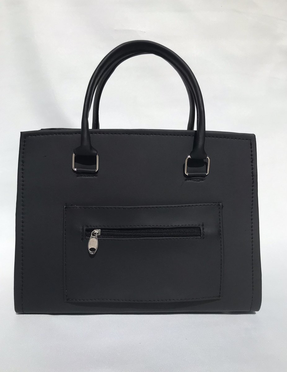 dutse_08's tweet photo. Breeze Bag Mini🖤

Black

Price: N20,000 https://t.co/ruK2OpMRWg