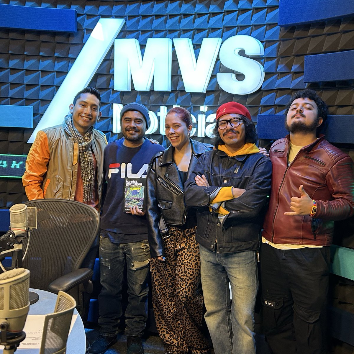 Anaquivitzli's tweet photo. Fomentar la apropiación del espectro radiofónico para el desarrollo y democratización cultural. No todo es streaming. Ahí vamos, cosechando horizontes con Miradas Alternativas Mx y la potencia del cine comunitario en la Ciudad de México. https://t.co/PkgpLEL943