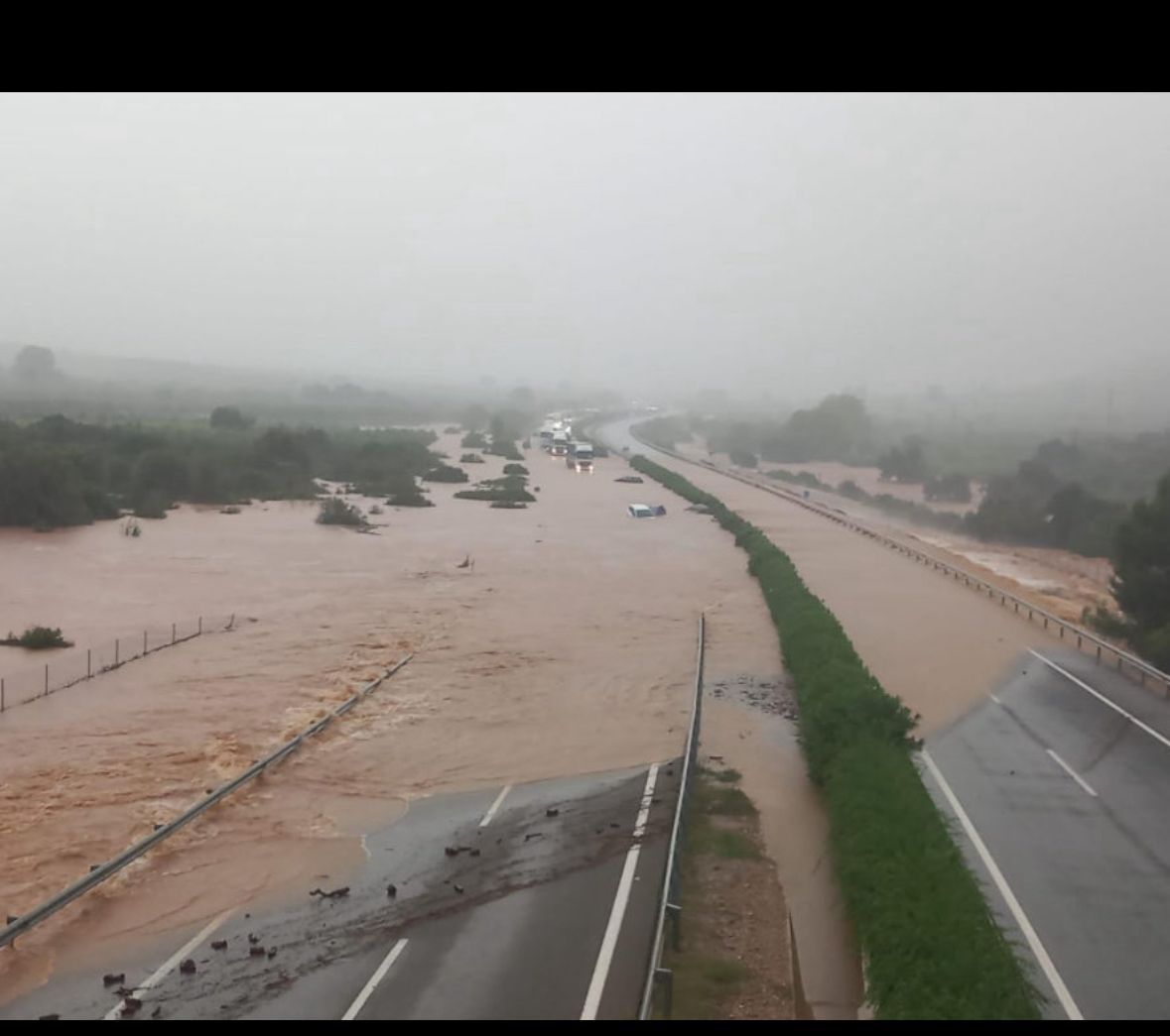meteocat's tweet image. I aquesta imatge es correspon a un tram de l&apos;autopista entre Freginals i Ulldecona, via en Joan Fernandez.