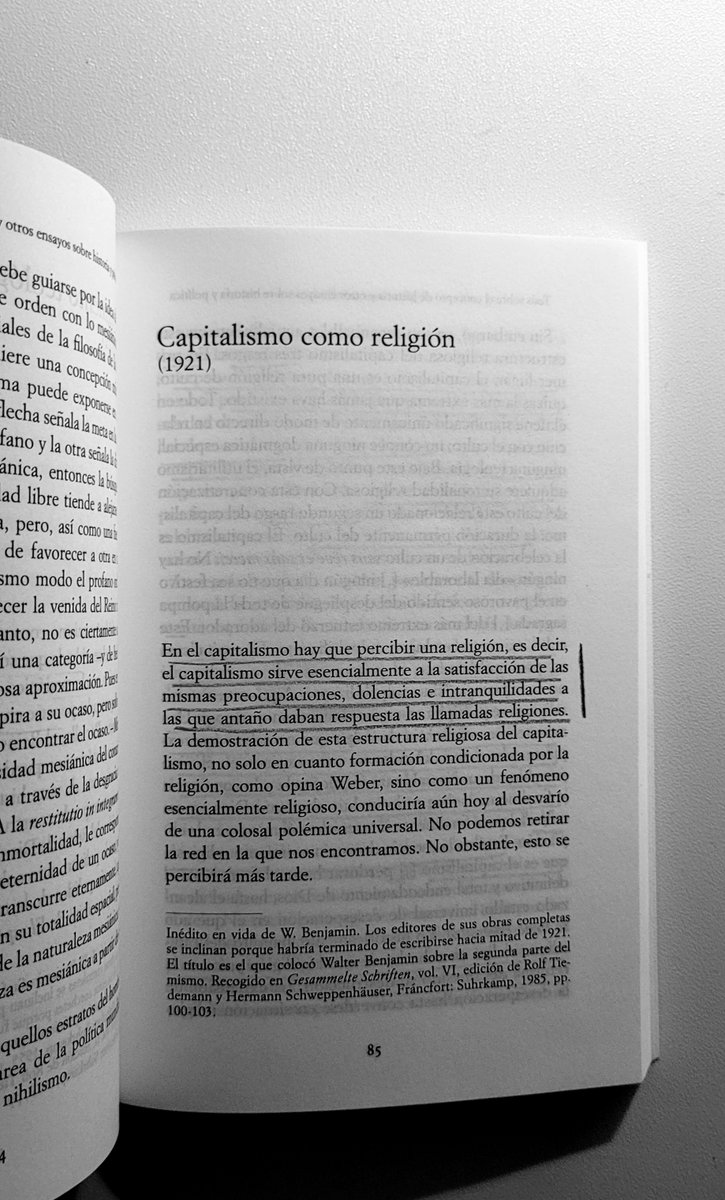 Para Walter Benjamin el capitalismo es una religión, pero una religión muy concreta: «El capitalismo es una religión hecha de mero culto, sin dogma».

Vamos a explicar brevemente esta tesis expuesta en el fragmento «Capitalismo como religión» de 1921. 🧵