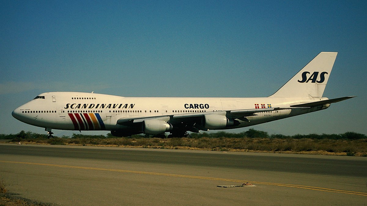 lemwerdersights's tweet image. The “Huge Viking” on lease from Atlas Air

Registration:  N517MC
Aircraft type:  Boeing 747-243B(SF)
MSN/LN:  23300 / 613
Airline:  SAS Scandinavian Airlines
Date:  December 07, 1996
Location:  Sharjah (SHJ)
📷: Collection Willy Michalk
#avgeek #B747