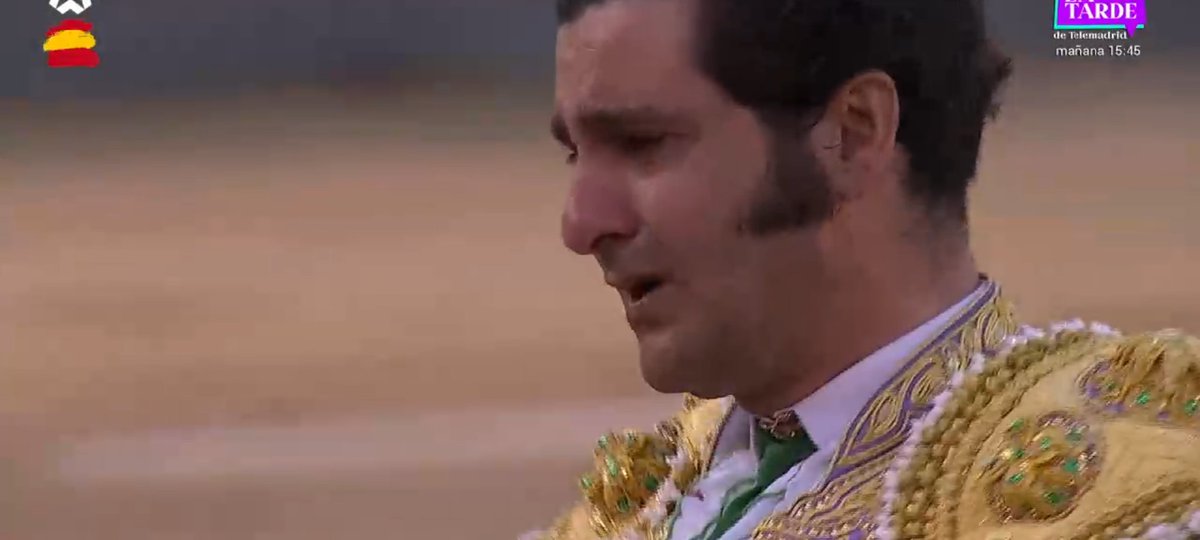 Morante de La Puebla de forma repentina se corta la coleta motu propio, sin avisar y sin compañía, en el ruedo de Las Ventas, con dos orejas del toro que le cogió y le tumbó malamente.
Morante de La Puebla, siempre
ForosToreros.Com