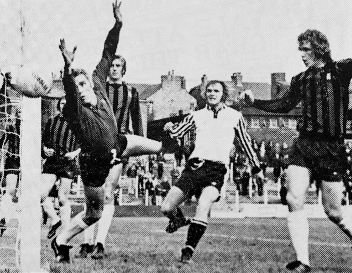 pvfcprogs's tweet image. #OnThisDay 12/10/74
PORT VALE  2, PLYMOUTH  0
Horton, Woodward

Ray Williams watches a shot go narrowly wide in the home win over Plymouth in old Div3. Brian Horton &amp;amp; John Woodward scored to earn Vale both points for the Valiants. Att 3,634 #pvfc