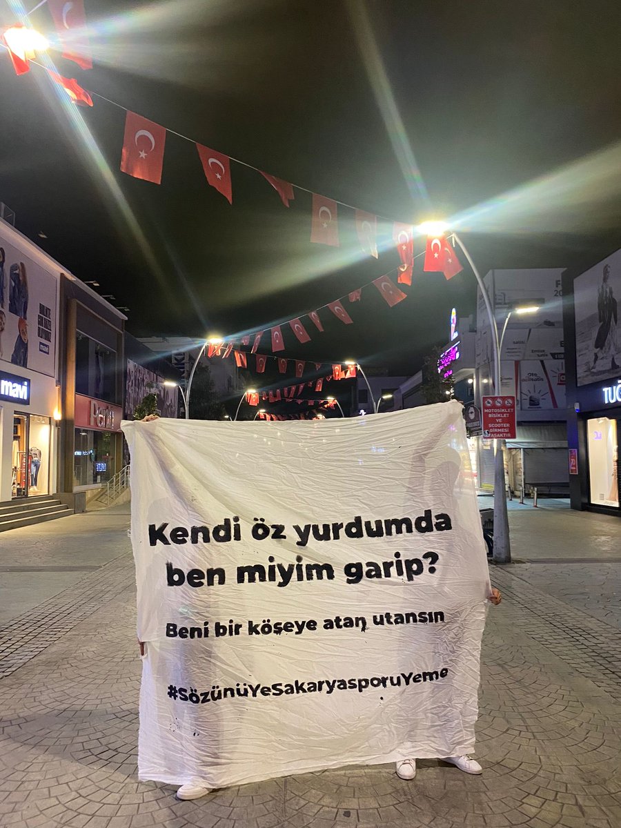 Kendi öz yurdumda ben miyim garip?
Bugün Sakaryaspor’a sahip çıkmayanlar, yarın seçim zamanı Sakaryaspor atkısıyla oy istemesin!
Bu şehirde kazanıp, bu şehrin takımına destek olmayan herkes için sözümüz net
#SözünüYeSakaryasporuYeme