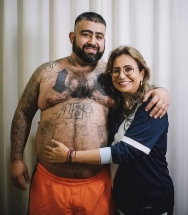 LarRRytO's tweet photo. Yo pidiendo Un  favorcito:   
Tillita si me fugó de la carcel puedo ser diputado.

@SandraTorresGUA
@CongresoGuate https://t.co/VA6dEg0l2Z