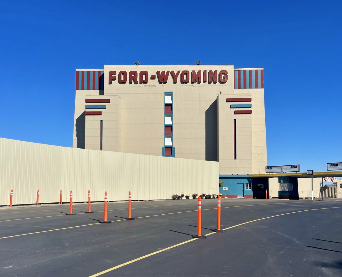 JoshLipnik's tweet photo. Ford-Wyoming Drive-In (1950)
Dearborn, MI https://t.co/M79Pr8PEnR