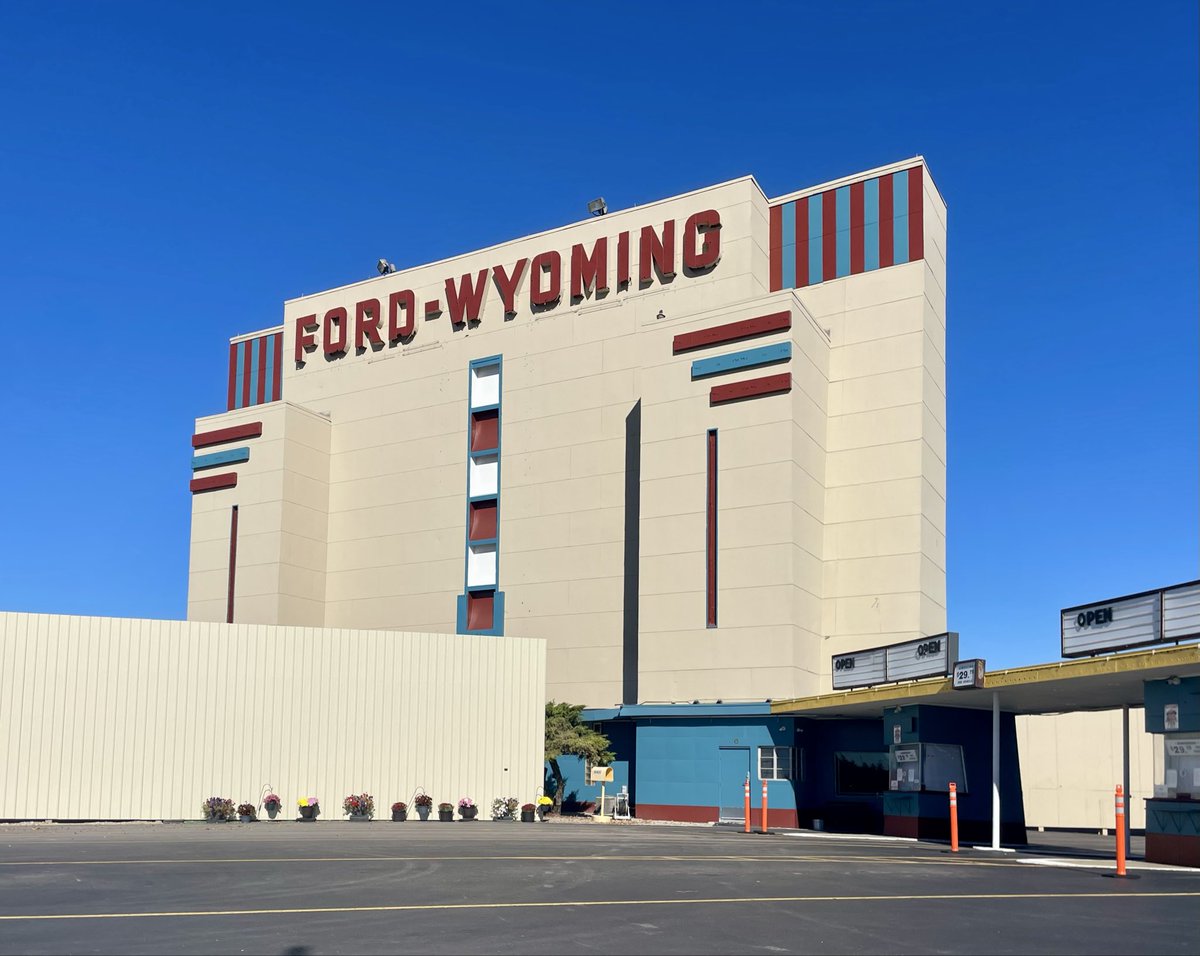 JoshLipnik's tweet photo. Ford-Wyoming Drive-In (1950)
Dearborn, MI https://t.co/M79Pr8PEnR