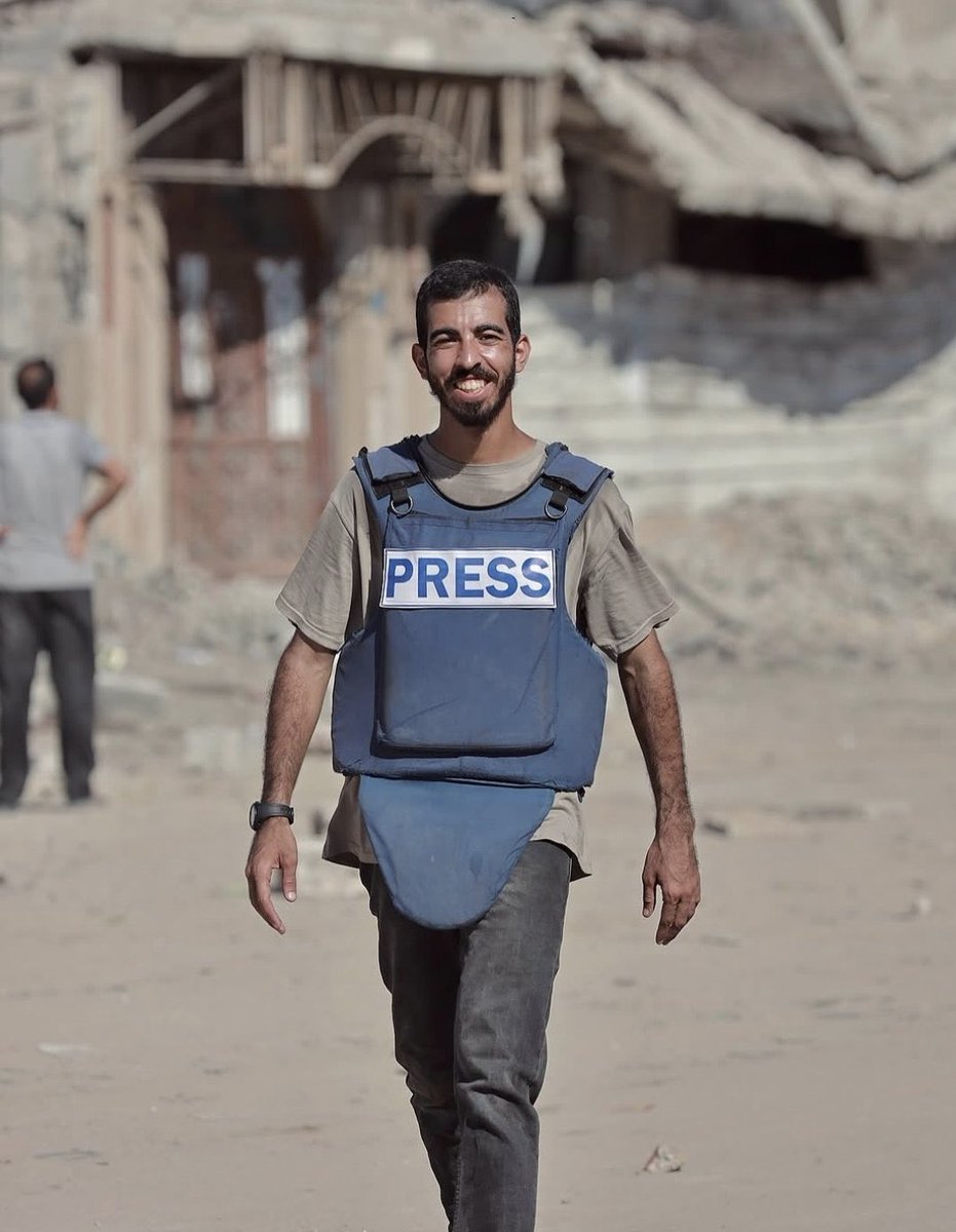 وجهُ غزَّة التي نُحب بكل مافيه من عِزَّة وصمود،وصوتها الحُر الباعث للأمل،رحل بخفة وكنا نظنه قد نجا،هل لبثت لتكون آخر الأوجاع وأعتاها يا صالح💔
#صالح_الجعفراوي