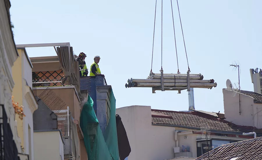 ENRnews's tweet image. Four people were killed and several injured after part of a five-story building under renovation collapsed in central Madrid.
brnw.ch/21wWyJx
#ConstructionSafety #StructuralEngineering #ENR