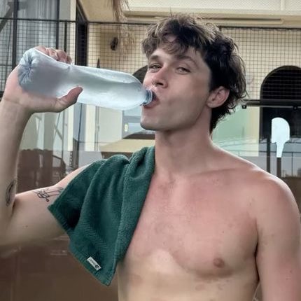 JSP01PDP's tweet photo. desde sempre tomando agua #sehidrate #saude #orgulhodomeupai #teamodindo https://t.co/GiKXMam0Nk