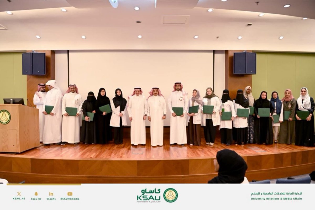 واختُتم اللقاء بتكريم خريجي برنامج إعداد القادة الذي أطلقته الجامعة في يناير 2025م، ضمن مبادراتها الهادفة إلى تأهيل القيادات الأكاديمية وتمكين الكفاءات الوطنية.

وأوضحت مديرة البرنامج، الدكتورة دعاء العماري، أن البرنامج ركّز على تطوير مهارات القيادة الاستراتيجية وصنع القرار