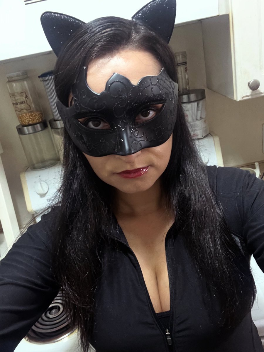 whiskeymonstah's tweet image. **COSPLAY SUNDAY! SELINA KYLE BAKING GIVEAWAY! 😊🎉🍹** 

twitch.tv/whiskeymonstah

#twitch #twitchaffiliate #chef #mixologist #cocktails #foodanddrink #boston #community #baking #giveaway #charity #cosplay #selinakyle #darkknightrises #catwoman