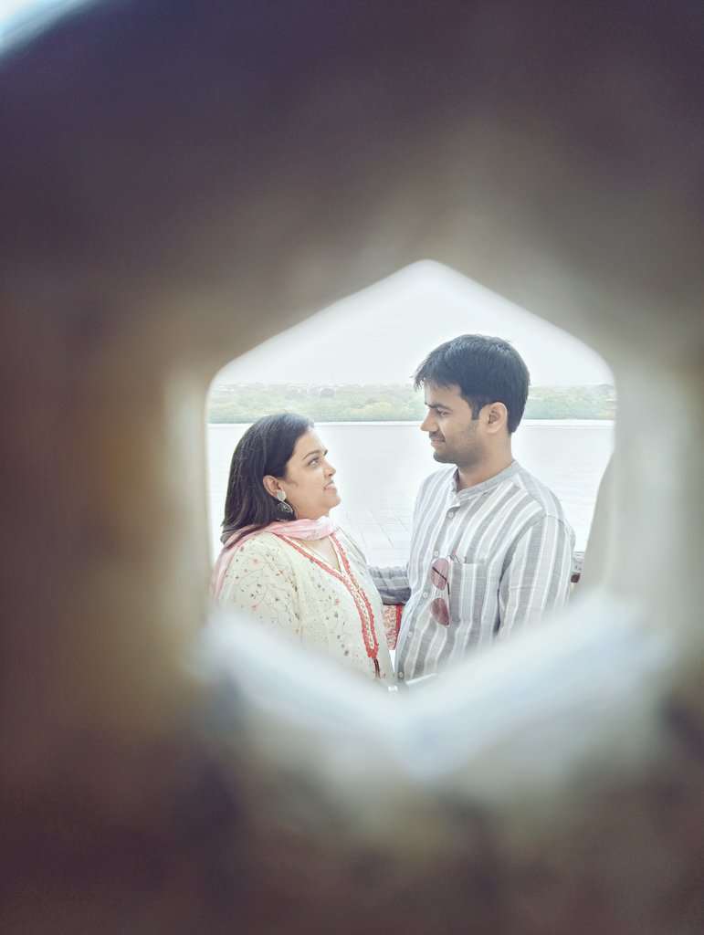 srkomkar's tweet photo. I never imagined the day would come when I’d be standing in front of majestic Taj, holding your hand @guptapriti232 and wishing you #HappyBirthday. Your pretty smile and enchanting charm outshine even the monument of love itself. Wishing you endless love, joy and success forever. https://t.co/4giV89W60v