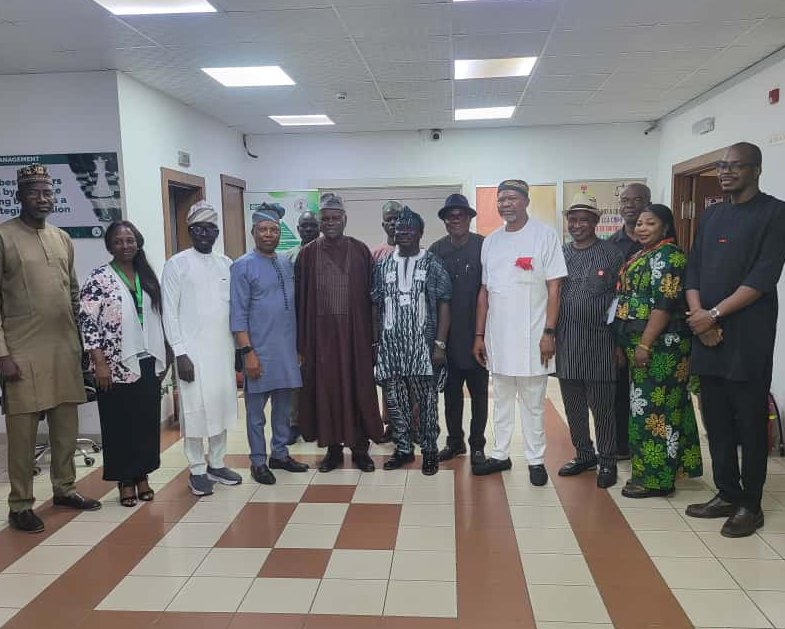 Africa Infrastructure development and Climate Change: FG, Private Sector Pledge Collaboration, Reaffirmed committed to supporting and collaborating with genuine private sector partners who share of a cleaner, safer, and more prosperous Nation.:         dailydatesng.com/2025/10/11/cli…