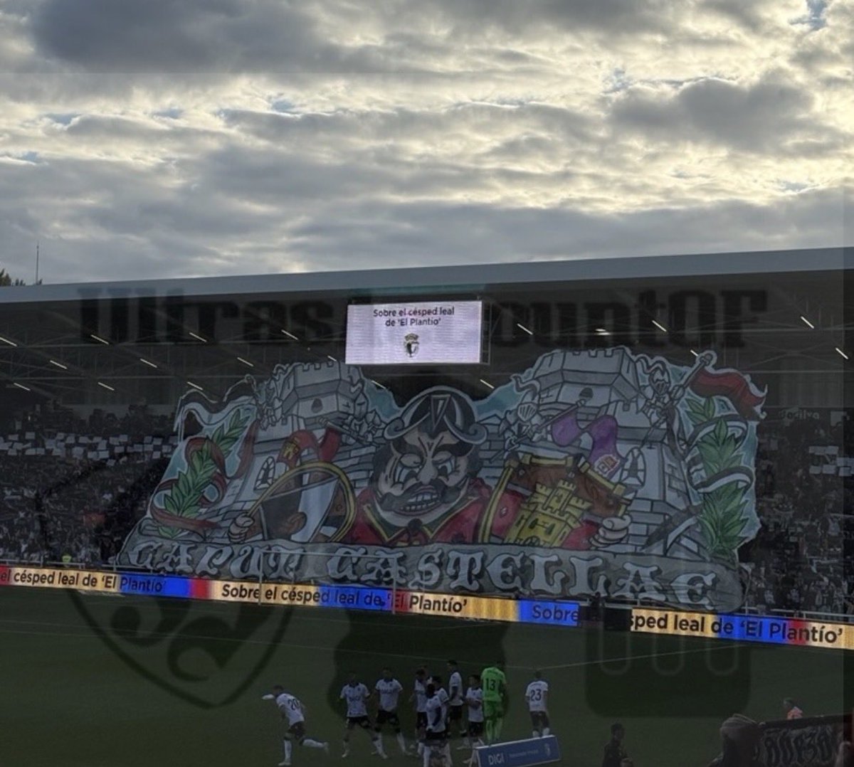 UltrasAccountOF's tweet photo. Caput Castellae. Cabeza de Castilla.

El tifo de La Hinchada del Arlanzón para el Burgos CF-Real Valladolid.

12/10/25
#ultras https://t.co/J2vfdM1q4r