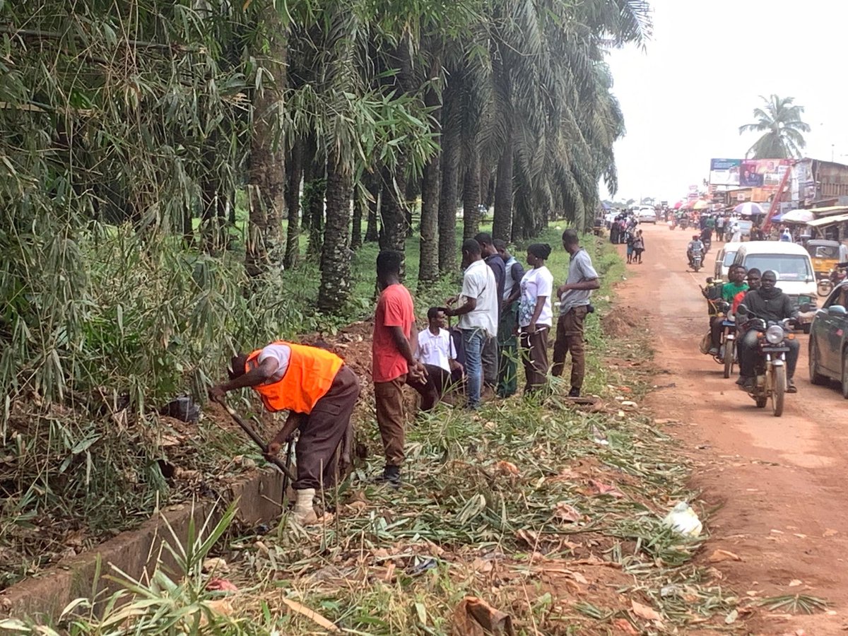 FUNAABNigeria's tweet image. In Pictures: FUNAAB Paramilitary Men Clear Blocked Drainages At Accord/Block Industry

In a show of commitment to maintaining a clean and safe environment, members of the FUNAAB Paramilitary, comprising the Man ‘O’ War, Road Safety Corps, Red Cross, and Boys’ Brigade were sighted…