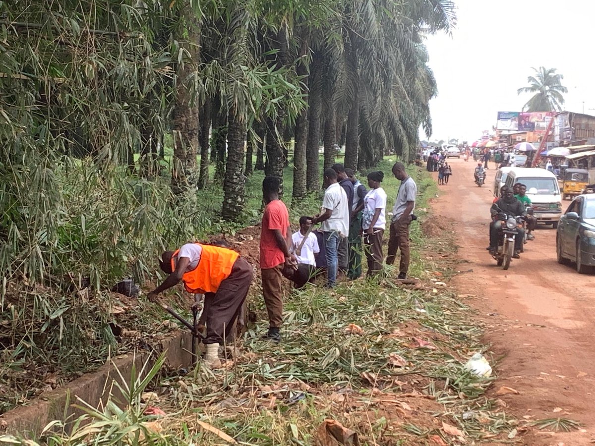 FUNAABNigeria's tweet image. In Pictures: FUNAAB Paramilitary Men Clear Blocked Drainages At Accord/Block Industry

In a show of commitment to maintaining a clean and safe environment, members of the FUNAAB Paramilitary, comprising the Man ‘O’ War, Road Safety Corps, Red Cross, and Boys’ Brigade were sighted…