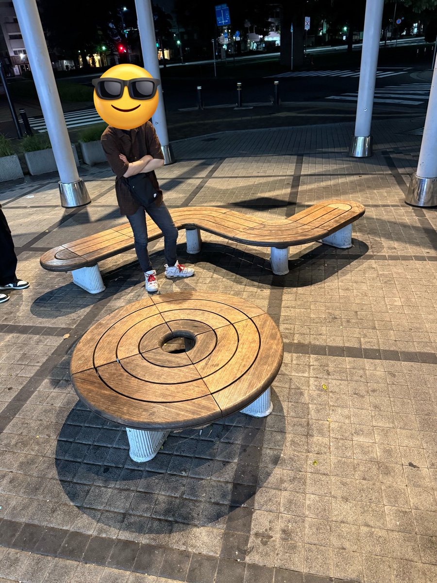 DJ NOさんとNOの形のベンチ