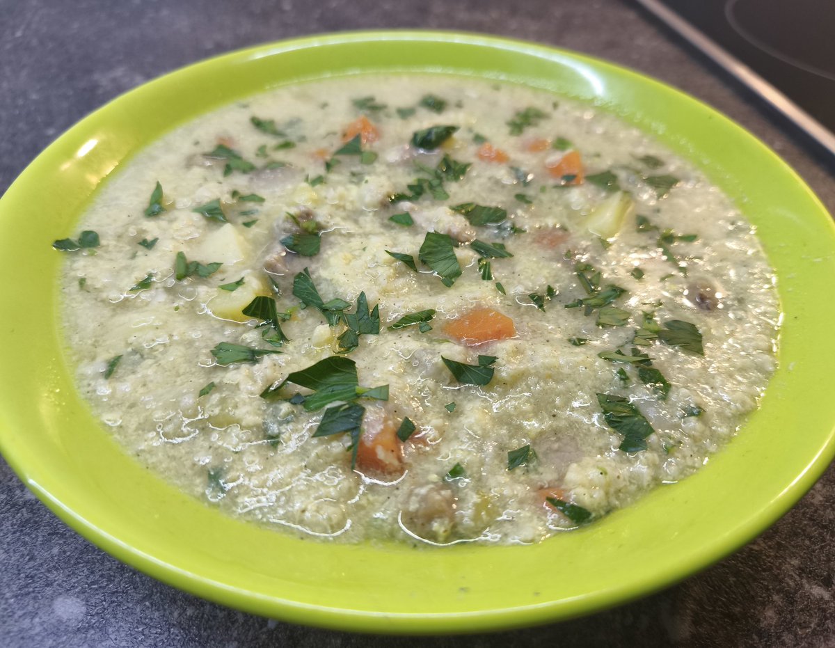 Kuleš (кулеш), kuliš (кулиш) nebo kjoleš (кёлеш) je pokrm populární v 🇺🇦, 🇭🇺,  🇵🇱, 🇧🇾 a jižních oblastech 🇷🇺. Všichni ho považují za svůj národní pokrm. Někde připomíná polévku, jinde spíše kaši. Je to velmi sytá dobrota z jáhel, špeku, masa a zeleniny.😋