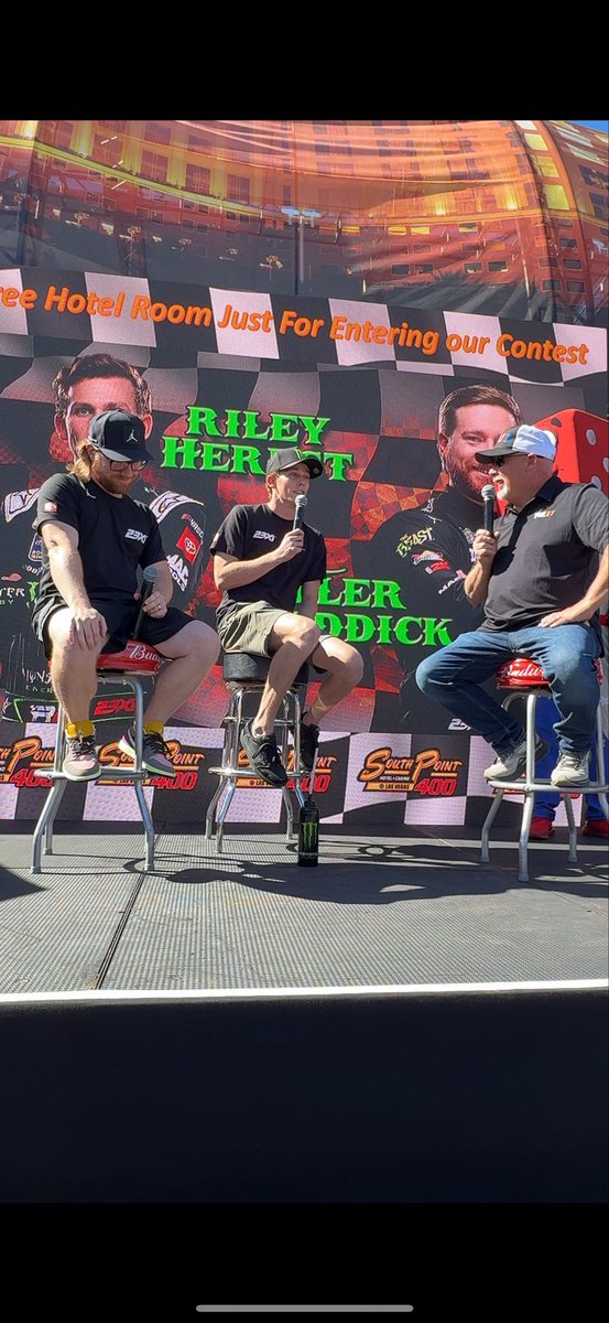 👀  Cup drivers @RileyHerbst and <a href="/TylerReddick45/">Tyler Reddick</a> made a special pit stop! 📸🔥 Thanks for stopping by guys!