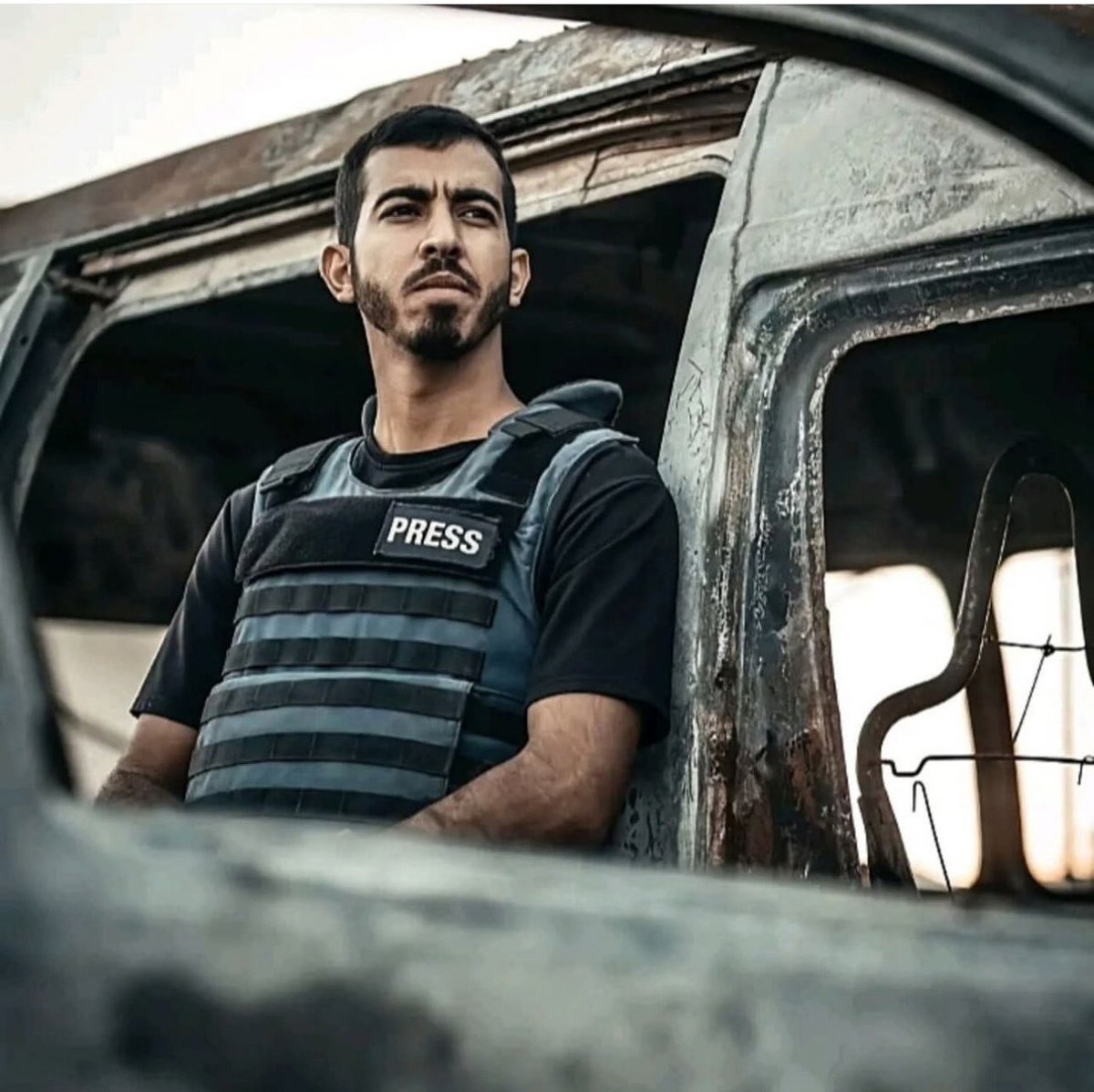 DropSiteNews's tweet image. BREAKING: Armed Clan Kills Prominent Journalist

Journalist Saleh Al-Jafarawi has been confirmed killed after his body was brought to Al-Ahli Hospital in Gaza City. He was reportedly shot dead by members of the Doghmush clan, an armed group long at odds with Hamas.

➤ Heavy…