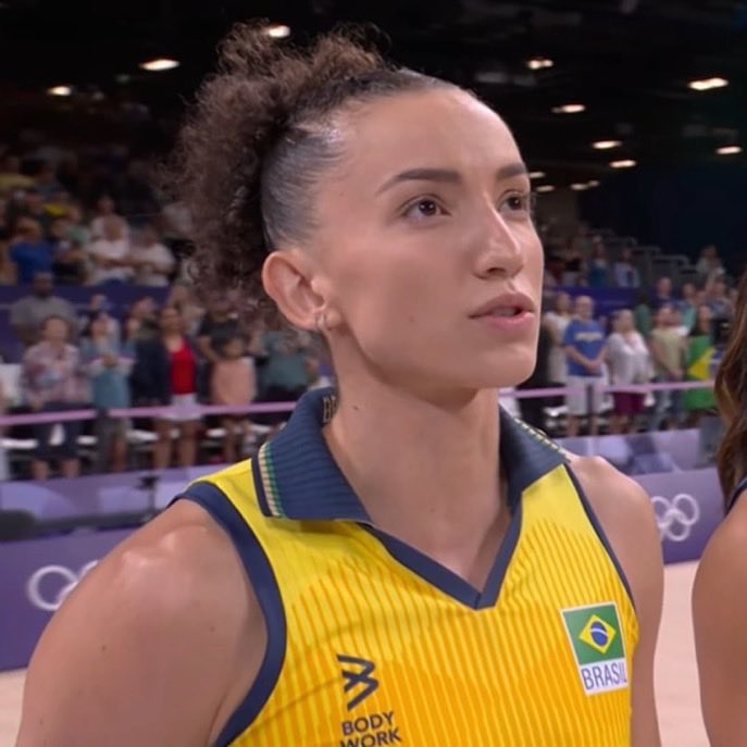 ve kaybolmak istiyorum ve senin karsında soyunmak ve senin cok güzel giyindigini söylemek senin aclıgını hissetmek ve sana en sevdigin yemegi almak ve seninle oturup en sevdigimiz dagı izlemek ve seninle gecmisi düsünmek ve gecmisi düşünüp üzülmek seni fısıltılarından tanımak