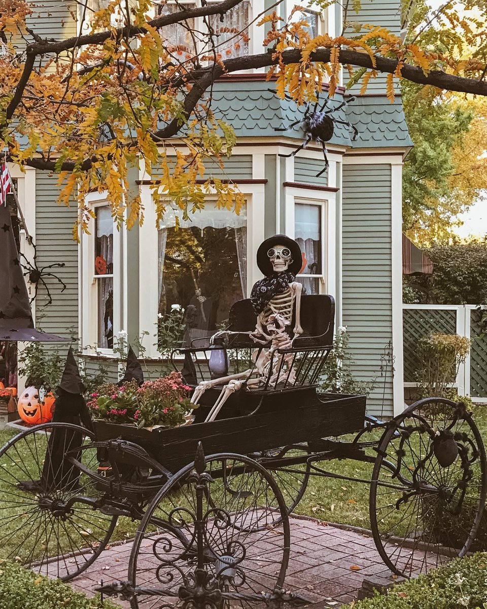 ArizonaTourism's tweet photo. 🎃 Step into Prescott’s spookiest street! Elaborate decorations, trick-or-treating, and historic charm on Mt. Vernon Street await you this Halloween season. 

📍Prescott, AZ
📷: @dorisdaywouldloveme https://t.co/QPj4THLtmG